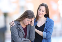 Prijatelj, ki vas sabotira? To so rdeči alarmi Hypocrite bad woman comforting her sad friend