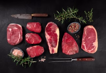 Ste mislili, da je rdeče meso edini vir železa? Teh 6 sadežev vas bo presenetilo Meat, various cuts, overhead flat lay shot with a knife, a barbecue fork, salt, pepper, and rosemary on a dark background