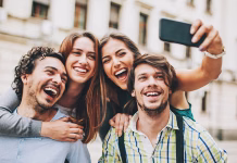 Za finančni delulu Paket Vizija je solulu! Two couples outdoors in the city in a funny pose for selfie