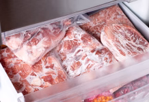 Teh živil nikakor ne smete kuhati zamrznjenih: eno je zaradi tega pravo gojišče bakterij Raw frozen meat. Raw pork chops in the freezer. Frozen food