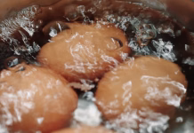 Ne dodajajte kisa v vodo za jajca! z eno žlico tega lupina ne bo počila, barva bo dvakrat močnejša The eggs are boiling in a pot of boiling water.