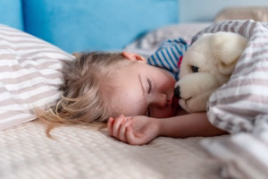 uturjena bolana punčka spi