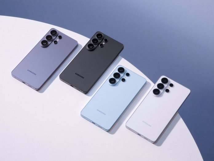 Samsungi S26 Ultra v različnih barvah na mizi