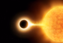 Mladi Slovenec, ki raziskuje temno snov, navdušil Evropsko vesoljsko agencijo Black hole absorbs gas from red giant's atmosphere. Singularity destroys supermassive star. accretion process.