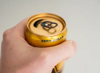 Ali ‘zero’ pijače vplivajo na inzulin? close up of hand holding a zero sugar soda can.