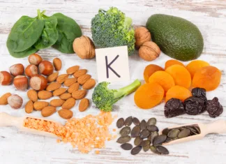Ta snov bi lahko v prihodnosti pomagala pri obnovi možganov Fresh fruits and vegetables containing vitamin K, dietary fiber and minerals, concept of healthy nutrition
