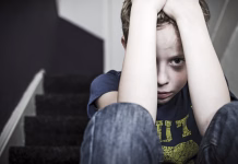 Kar 79 odstotkov mladih v Sloveniji skriva, da niso v redu: Nova anketa razkrila zaskrbljujočo resnico Lonely boy sitting on stairs