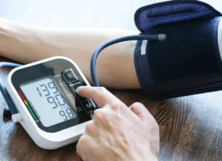 Zakaj je maj mesec meritev krvnega pritiska? Man checks blood pressure monitor and heart rate monitor with digital pressure gauge. Health care and Medical concept.