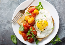 Najboljši zajtrk na svetu: po mnenju nutricionistov in dietetikov tako izgleda idealen zajtrk Multigrain toast with fried egg, fresh herbs and roasted tomatoes