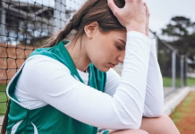 10 nasvetov, s katerimi boste končno premagali strah pred neuspehom Sad, athlete and fail in sports, game or woman with stress, anxiety or frustrated with performance in competition. Match, loser and person angry with field hockey, fitness or upset with mistake