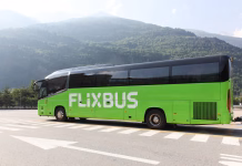 5 nasvetov za potovanje s Flixbusom Salbertrand, Italy - July 10, 2023: Flixbus bus stopped at a motorway rest area. Flixbus is a brand which offers intercity bus service in Europe