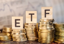 Kaj so ETF? Several stacks with coins and the term ETF and a chart with stock prices.