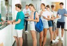 Za zaposlitev mlade brezposelne osebe bodo delodajalci prejeli subvencijo v višini … Teenagers applicants submit documents to admissions office of the university