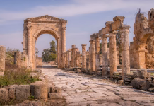 Kaj je Levant? The Tyre necropolis triumphal arch and the road with columns, at UNESCO archeological historic site, in Sour, Lebanon.