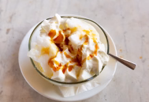 Priljubljena sladica našega otroštva: pripravi se iz le 5 sestavin, vsi jo obožujejo (VIDEO) Traditional french dessert, ile flottante decorated with caramel and whipped cream