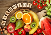 Pomanjkanje vitamina C povezano s hitrejšim staranjem možganov Vitamins in fruits and vegetables. Natural products rich in vitamins as oranges, lemons, red pepper, kiwi, tomatoes, bananas, pears, apples, walnuts, watermelon, hazelnuts, peach and green grape