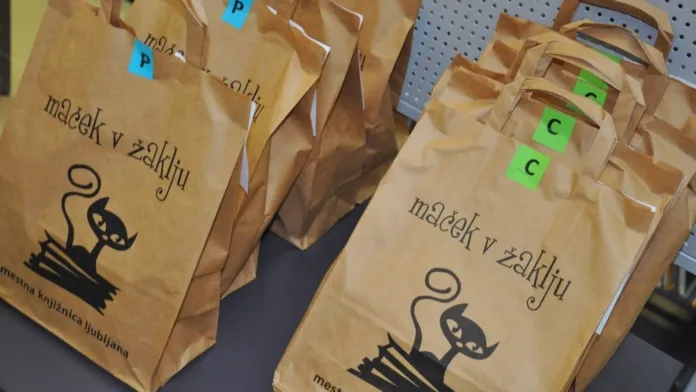 Maček v žaklju Maček v žaklju