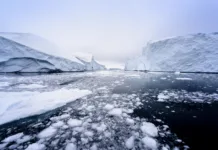 Točka brez povratka! Je arktični ocean v težavah? Arctic Icebergs in the clean arctic sea. On this image you can easily see that 1/10th of an iceberg is over the water surface, and 9/10th is below the water surface. Sometimes unbelievable that 90% of an iceberg is under water. West Greenland, 70 Degrees North.