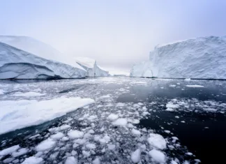 Točka brez povratka! Je arktični ocean v težavah? Arctic Icebergs in the clean arctic sea. On this image you can easily see that 1/10th of an iceberg is over the water surface, and 9/10th is below the water surface. Sometimes unbelievable that 90% of an iceberg is under water. West Greenland, 70 Degrees North.