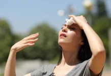 Potenje pri več kot 35 stopinjah bo postalo preteklost: spremenite le te preproste navade in ves dan boste sveži Asian woman drying sweat in a warm summer day