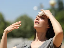 Potenje pri več kot 35 stopinjah bo postalo preteklost: spremenite le te preproste navade in ves dan boste sveži Asian woman drying sweat in a warm summer day