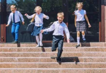Borut Rončević ob koncu pouka: Verjamem v šolo, ki v ospredje postavlja znanje in medsebojno spoštovanje Beautiful school children active and happy on the background of school in uniform