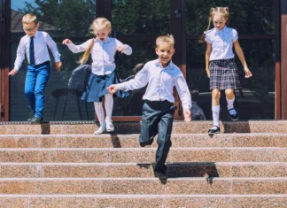 Borut Rončević ob koncu pouka: Verjamem v šolo, ki v ospredje postavlja znanje in medsebojno spoštovanje Beautiful school children active and happy on the background of school in uniform