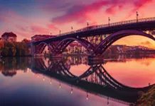 Festival Lent 2026: Kaj vse je treba vedeti? Beautiful view of Maribor city, Slovenia, at sunrise, with river, bridge and dramatic sky. Travel outdoor landscape.