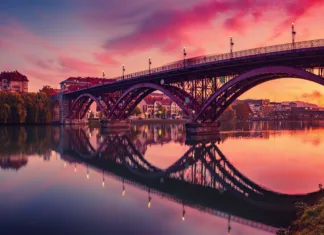 Festival Lent 2026: Kaj vse je treba vedeti? Beautiful view of Maribor city, Slovenia, at sunrise, with river, bridge and dramatic sky. Travel outdoor landscape.