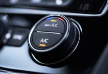 Vsi delamo napake s klimatsko napravo v vročem avtu: s tem trikom izgine vročina v samo 10 sekundah Sistem avtomobilske klimatske naprave. Klima nastavljena na maksimalno hlajenje.