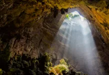 10 najglobljih jam na svetu Castellana Caves, Puglia, Italy. They are located less than two kilometers from the town in the south-eastern Murge at 330 m.s.l.m. limestone plateau formed in the Late Cretaceous.