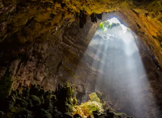10 najglobljih jam na svetu Castellana Caves, Puglia, Italy. They are located less than two kilometers from the town in the south-eastern Murge at 330 m.s.l.m. limestone plateau formed in the Late Cretaceous.