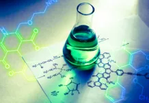 Poenostali so eno najzahtevnejših nalog v znanosti: Kar je prej zahtevalo leta, zdaj prihrani ogromno časa kompleksnih molekul: Zahteva le opis v vsakdanjem jeziku Chemical tube with reaction formula in light