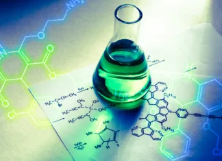 Poenostali so eno najzahtevnejših nalog v znanosti: Kar je prej zahtevalo leta, zdaj prihrani ogromno časa kompleksnih molekul: Zahteva le opis v vsakdanjem jeziku Chemical tube with reaction formula in light