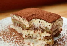 Nova tekaška prireditev navdušuje: po 10 kilometrih vas čaka neomejen tiramisu Closeup of a slice of Tiramisu after scooped with spoon