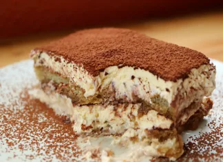 Nova tekaška prireditev navdušuje: po 10 kilometrih vas čaka neomejen tiramisu Closeup of a slice of Tiramisu after scooped with spoon