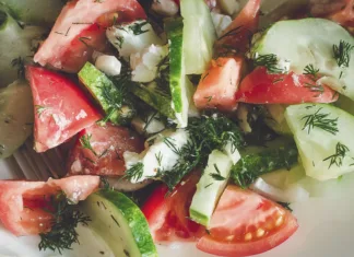 Kaj so gospodinje iz Jugoslavije dodajale solati iz paradižnika in kumar? Zaradi te sestavine je bila neprimerljivo okusnejša … Cucumber and tomato salad with herbs, close-up.