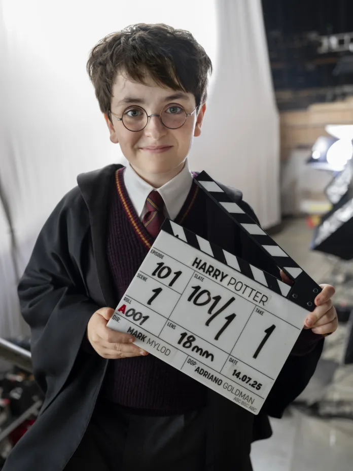 Dominic McLaughlin v vlogi Harryja Potterja. Foto: Aidan Monaghan/HBO.