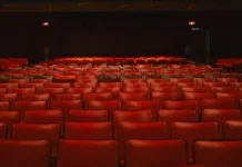 Ana Desetnica 2026: Kje in kdaj še lahko ujamete poletno gledališče Empty red seats in a vintage movie theater
