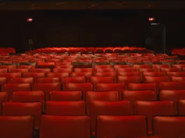 Ana Desetnica 2026: Kje in kdaj še lahko ujamete poletno gledališče Empty red seats in a vintage movie theater