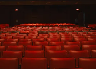 Ana Desetnica 2026: Kje in kdaj še lahko ujamete poletno gledališče Empty red seats in a vintage movie theater