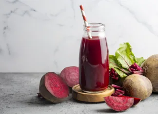 Vsi jo imamo doma: Tako zdravilno je, če bi jo pili dvakrat dnevno Glass of fresh beetroot juice with vegetables - beetroot smoothie