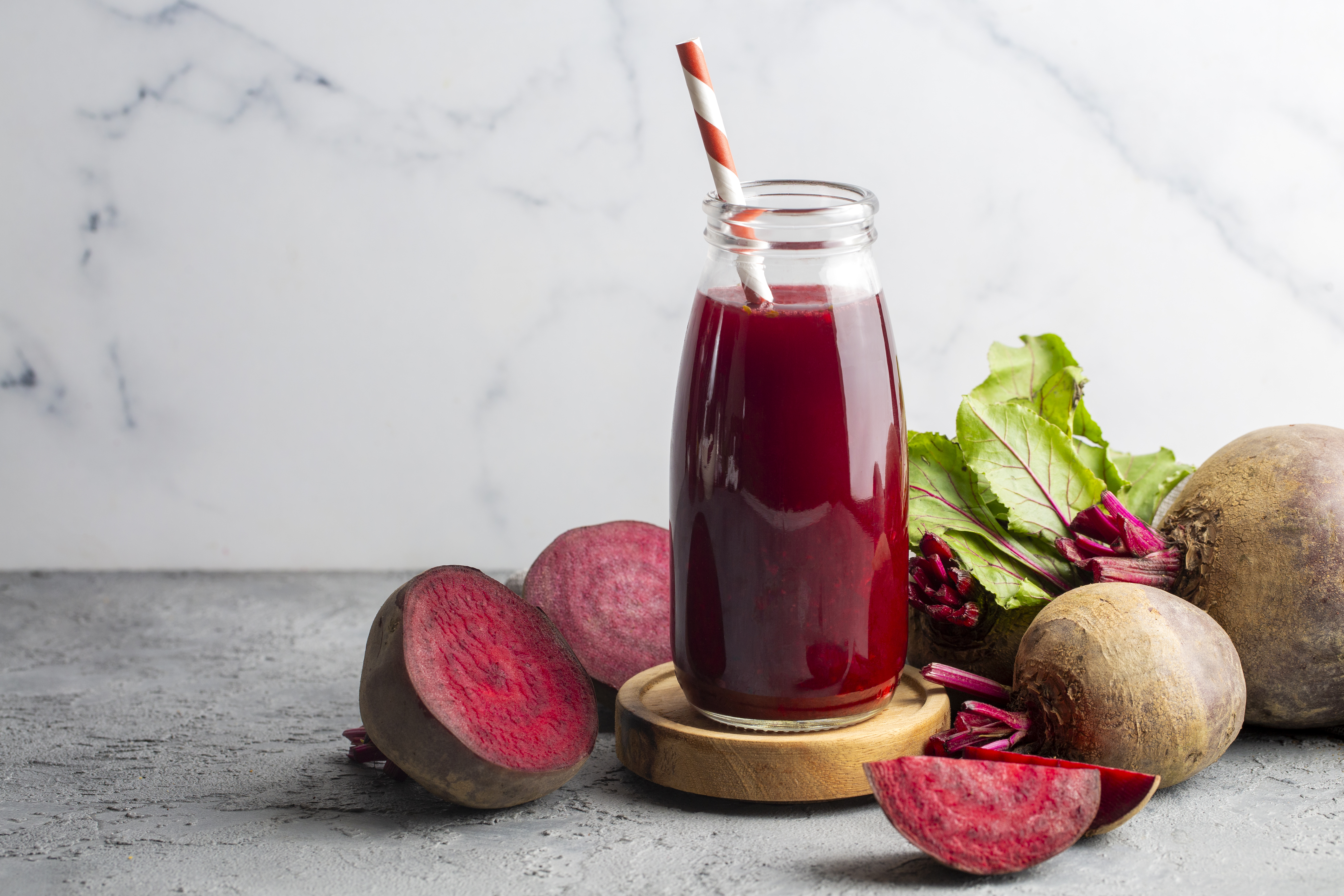 Vsi jo imamo doma: Tako zdravilno je, če bi jo pili dvakrat dnevno Glass of fresh beetroot juice with vegetables - beetroot smoothie