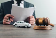 Odjava vozila iz prometa: kdaj je potrebna, kako poteka in koliko stane Judge with toy car and gavel on table