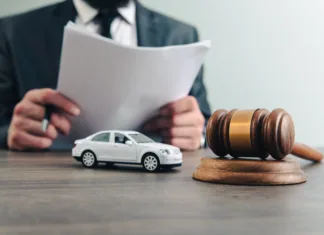 Odjava vozila iz prometa: kdaj je potrebna, kako poteka in koliko stane Judge with toy car and gavel on table