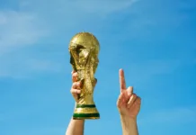 Svetovno prvenstvo 2026: grda resnica, o kateri FIFA raje ne govori "Los Angeles, California, USA - May 12th 2010: Hands holding up a replica of the Soccer World Cup previous to South Africa\'s Tournament."
