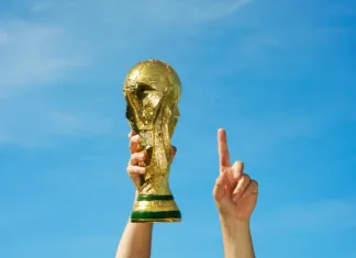 Svetovno prvenstvo 2026: grda resnica, o kateri FIFA raje ne govori "Los Angeles, California, USA - May 12th 2010: Hands holding up a replica of the Soccer World Cup previous to South Africa\'s Tournament."