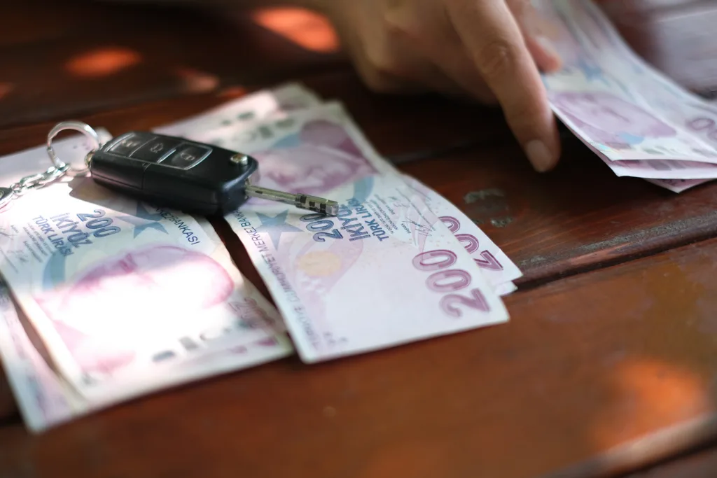 Man counting Turkish banknotes