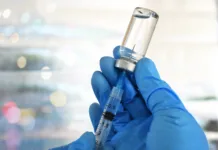 S cepivi bodo dvigovali uspešnost kmetijstva, cepili bodo te živali Medical personnel filling a syringe needle with generic vaccine booster from vial