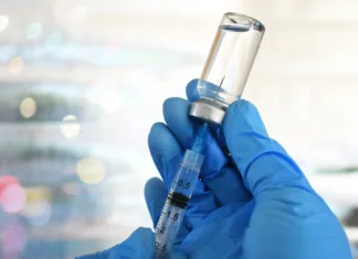 S cepivi bodo dvigovali uspešnost kmetijstva, cepili bodo te živali Medical personnel filling a syringe needle with generic vaccine booster from vial